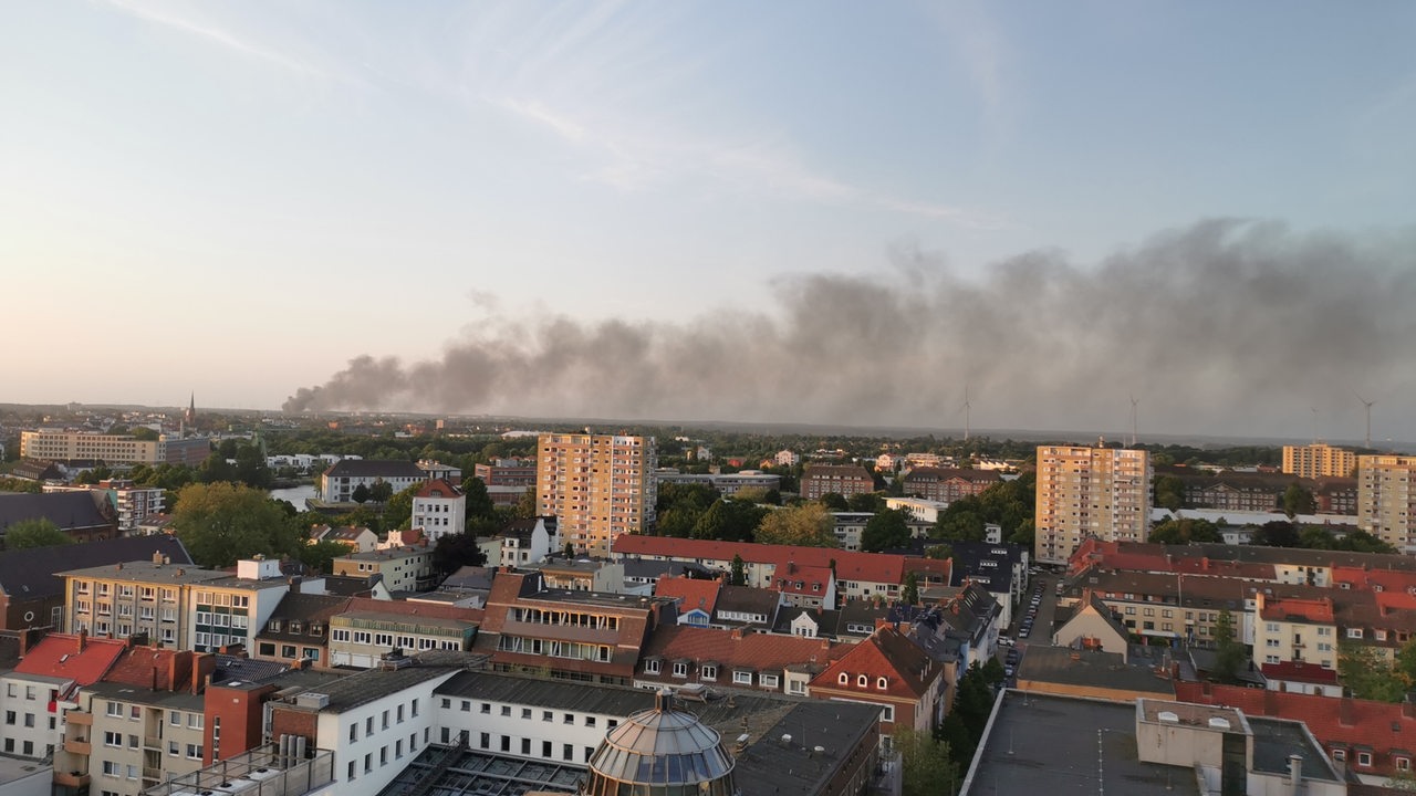Rauchs-ule-ber-Bremerhaven-Lagerhalle-abgebrannt