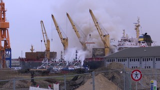 Die Holz-Ladung eines Schiffes in Bremerhaven brennt.