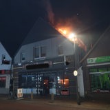 Ein Imbiss in Delmenhorst brennt.