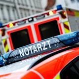 Ein Notarzt- und eine Feuerwehrfahrzeug in einer Straße