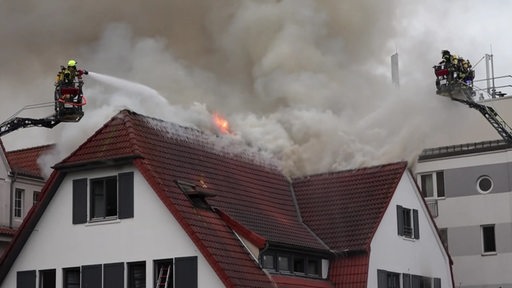 Feuerwehr löscht das Feuer auf einem Dach