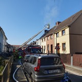 Die Feuerwehr löscht mit einem Leiterwagen einen Brand in einem Haus in Bremen-Gröpelingen.