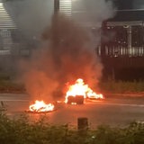 Brennende Reifen sind auf der Hollerallee vor der Messe Bremen zu sehen
