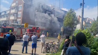 In der Bremer Neustadt stehen zahlreiche Menschen vor einem brennenden Döner-Imbiss.