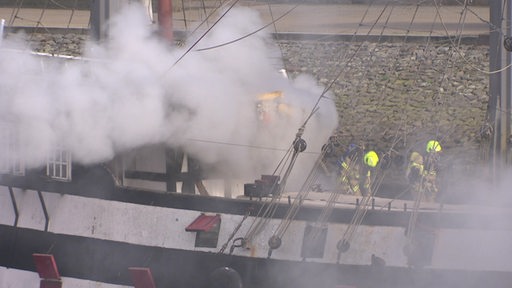 Ein Feuer auf dem Pannekoekschip an der Bremer Schlachte.