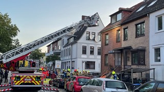 Feuerwehreinsatzkräfte löschen ein Wohnhaus in Bremen
