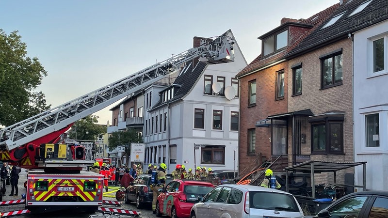 Feuerwehreinsatzkräfte löschen ein Wohnhaus in Bremen