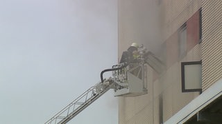 Feuerwehrleute kämpfen gegen den Brand auf dem ehemaligen Kellogg's-Gelände.