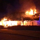 Das Vereinsheim des SV Rotenburg steht in Flammen.