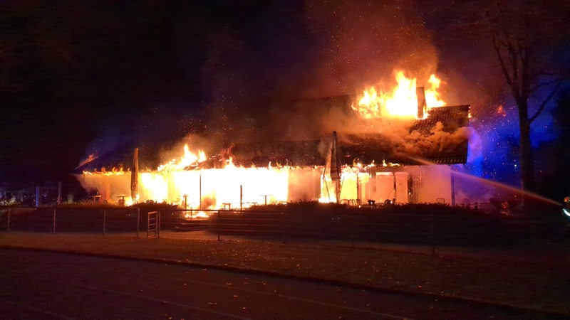 Das Vereinsheim des SV Rotenburg steht in Flammen.