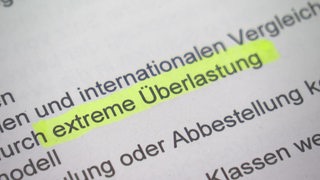 Extreme Überlastung mit dem Textmarker im Brandbrief Geld makiert.