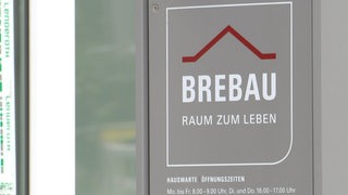 Das Logo der Brebau auf der Eingangstür der Firma.