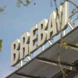 Brebau-Schild an einem Gebäude.