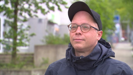 Tobias Helfst vom Bremer Erwerbslosenverband schaut in die Kamera.