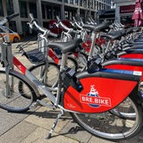 Leihfahrräder mit der Aufschrift Bre.Bike stehen in einer Reihe.