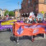 Demonstranten mit Bannern vor dem Bremer Bahnhof