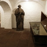 Die mumifizierte Leiche der Maria von Engelbrechten, geborene von Mevius, die Frau des Kanzlers G. B. von Engelbrechten, liegt in einem dunklen Holzsarg im Bleikeller unter dem St.-Petri-Dom in Bremen