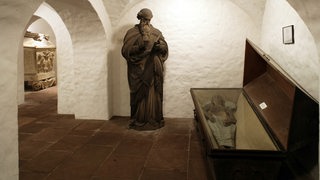 Die mumifizierte Leiche der Maria von Engelbrechten, geborene von Mevius, die Frau des Kanzlers G. B. von Engelbrechten, liegt in einem dunklen Holzsarg im Bleikeller unter dem St.-Petri-Dom in Bremen