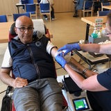 Mann beim Blutspenden