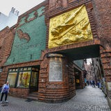 Über dem Eingang der Bremer Böttcherstraße hängt das Fassadenrelief "Lichtbringer".