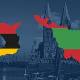 Eine Karte von Bremerhaven und Bremen. Dahinter die Skyline der beiden Städte