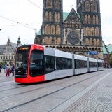 Eine Straßenbahn der BSAG fährt vor dem Bremer Dom entlang.