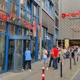 Eine lange Menschenschlange vor einem Bremer Bürger Service Center