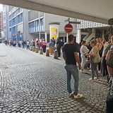 Eine lange Menschenschlange vor einem Bremer Bürger Service Center