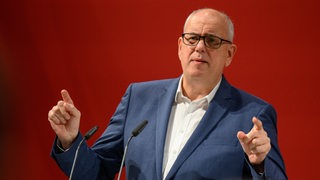 Andreas Bovenschulte (SPD), Bürgermeister von Bremen, hält eine Rede.