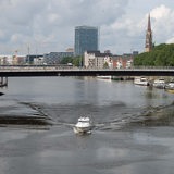 Unter der Bürgermeister-Smidt-Brücke in der Bremer Innenstadt fährt ein Boot durch.