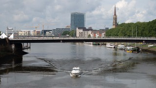Unter der Bürgermeister-Smidt-Brücke in der Bremer Innenstadt fährt ein Boot durch.
