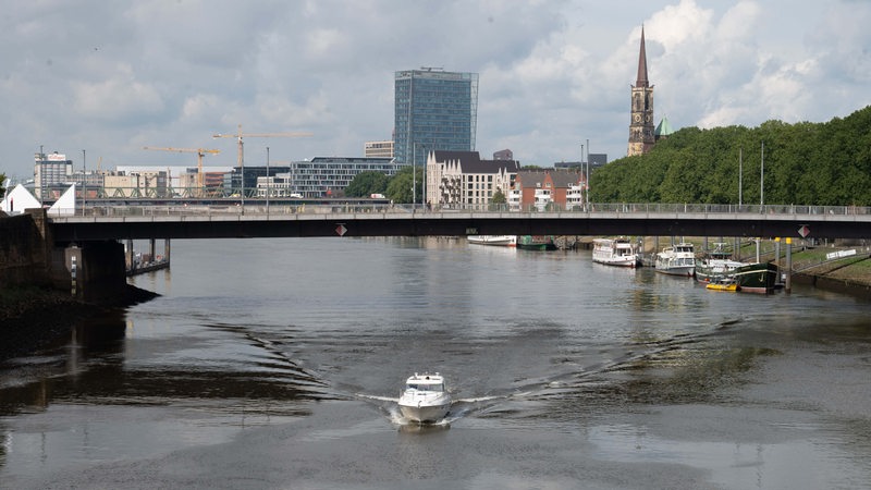 Unter der Bürgermeister-Smidt-Brücke in der Bremer Innenstadt fährt ein Boot durch.