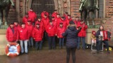 Mehrere Matrosen stehen am Rathaus und singen für Bremens Geburtstag. 
