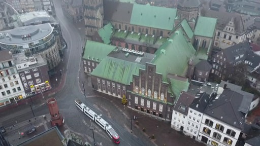 Ein Drohnenbild der Domsheide in Bremen bei trüben Wetter. 