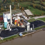 Blick von oben auf das Kohlekraftwerk in Bremen-Farge an der Weser.
