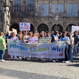 Auf dem Bremer Marktplatz demonstrieren mehrere Pflege-Beschäftigte.