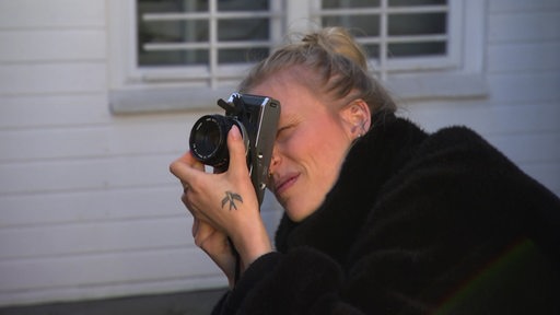 Die Bremerin Lia Laukant schießt ein Foto mit ihrer Kamera