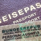 Ein Personalausweis liegt auf einem Reisepass.