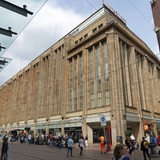Im Zentrum des Bildes ist die Bremer Karstadt-Filiale zu sehen, vor der mehrere Passanten die Obernstraße entlanglaufen.