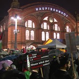 Mehrere Menschen demonstrieren vor dem Bremer Hauptbahnhof gegen den Krieg im Gazastreifen.