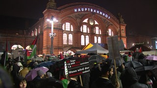Mehrere Menschen demonstrieren vor dem Bremer Hauptbahnhof gegen den Krieg im Gazastreifen.