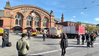Vor dem Bremer Hauptbahnhof läuft ein Feuerwehr-Einsatz.