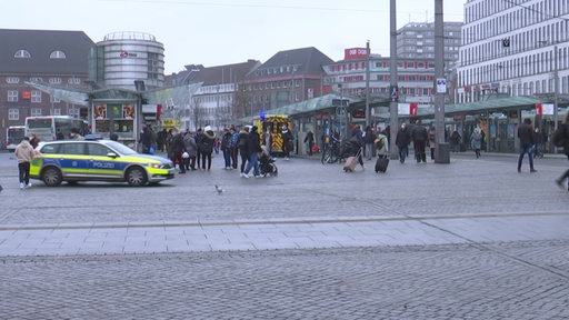 Ein Polizei und Krankenwagen beim Bremer Hauptbahnhof. 
