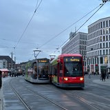 Vor dem Bremer Hauptbahnhof stehen zwei Straßenbahnen, die einander touchiert haben. 
