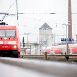 Ein Zug fährt in den Bremer Hauptbahnhof ein