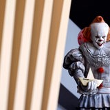 Der Hallooween Clown von dem Film ES blickt in die Kamera