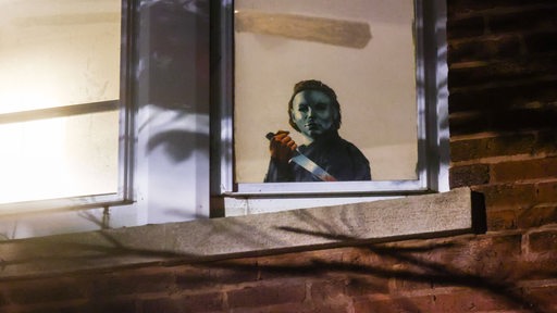 Horror Michael Myers Deko steht an einem Fenster