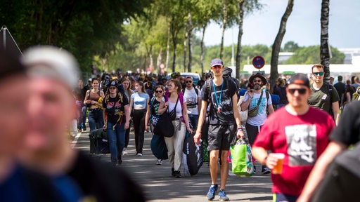 Menschenmenge auf dem Weg zum Hurricane Festival 2022