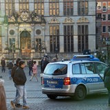 Bremer Polizeiwagen steht mitten im Markplatz