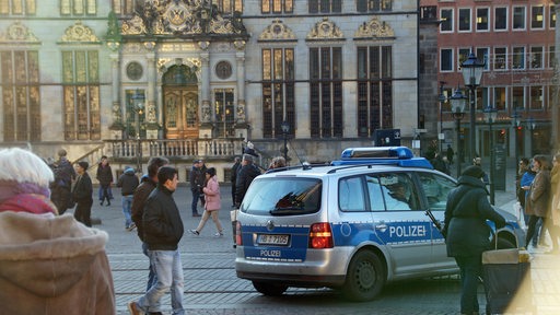 Bremer Polizeiwagen steht mitten im Markplatz
